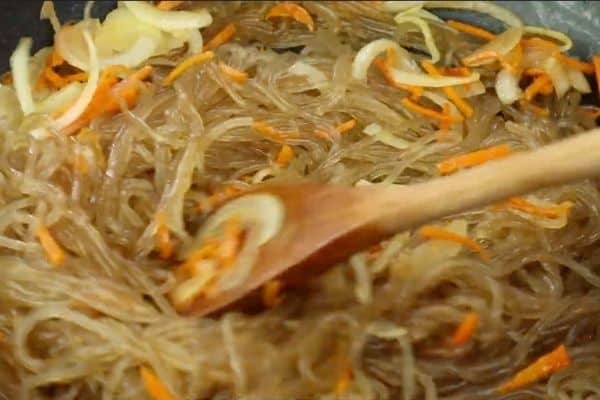 Noodles + Seaweed + fried?! 🤤 #koreanfood #koreansnacks #Gimmari #김말이, korean snacks