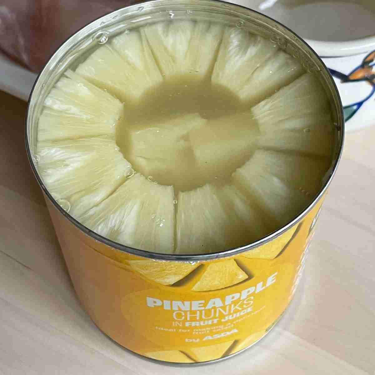 Pineapple chunks in can