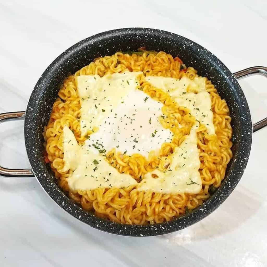 https://www.honestfoodtalks.com/wp-content/uploads/2021/09/Ramen-with-large-pieces-on-melted-cheese-1024x1024.jpg