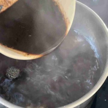 pour cincau mix into boiling water