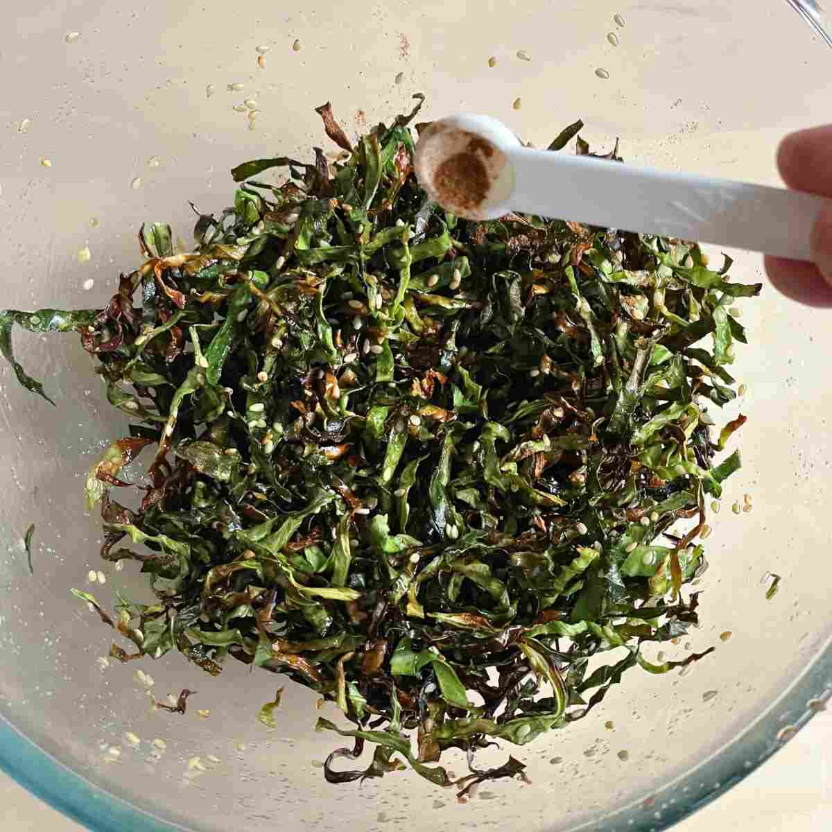 add a pinch of shrimp powder to crispy seaweed