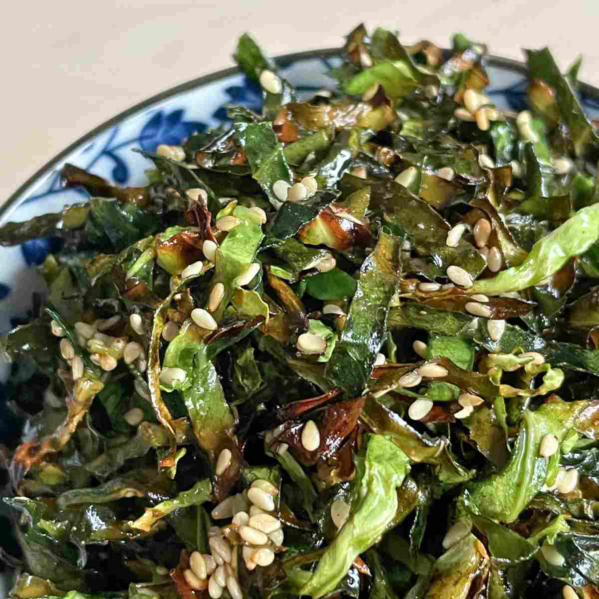 making crispy seaweed with cabbage leaves