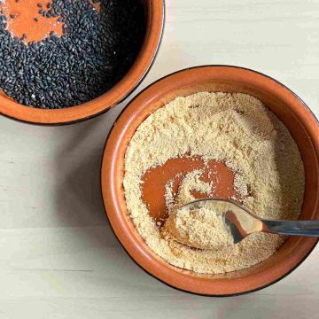 mix black sesame seeds soybean flour with sugar
