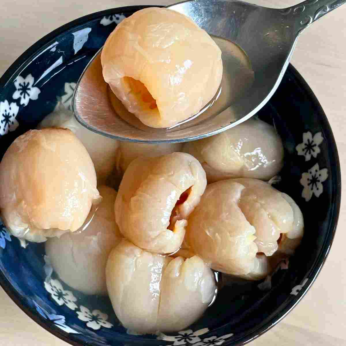 fresh peeled lychee in bowl