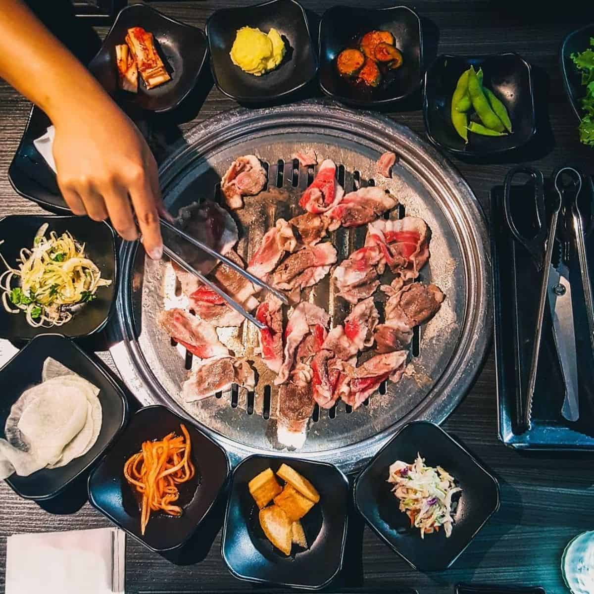 https://www.honestfoodtalks.com/wp-content/uploads/2022/03/Birds-eye-view-of-Korean-BBQ-with-side-dishes.jpg