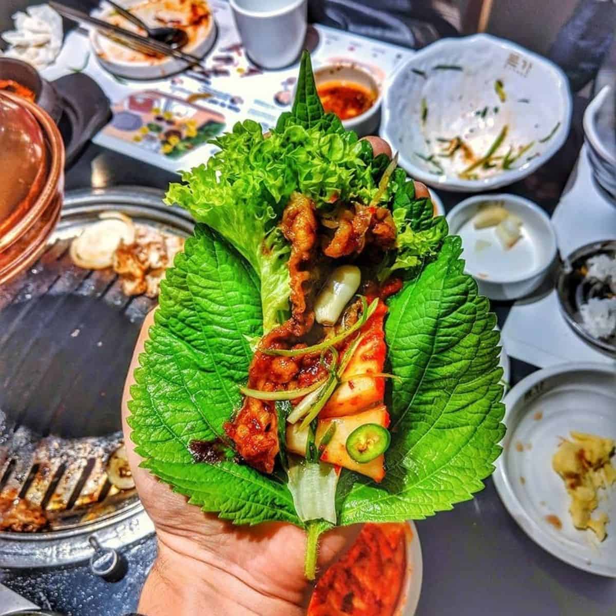 https://www.honestfoodtalks.com/wp-content/uploads/2022/03/Marinated-beef-brisket-with-kimchi-lettuce-and-perilla-leaf.jpg