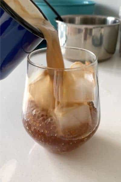 https://www.honestfoodtalks.com/wp-content/uploads/2022/06/Assemble-the-drink-with-coffee-popping-pearls-ice-and-base-coffee-drink.jpg