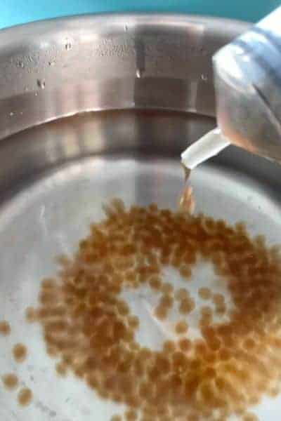 Drop the coffee mix into the calcium lactate solution to make coffee popping pearls