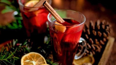 https://www.honestfoodtalks.com/wp-content/uploads/2022/11/2-cups-of-non-alcoholic-mulled-wine-with-lemon-and-cinnamon-stick-480x270.jpg