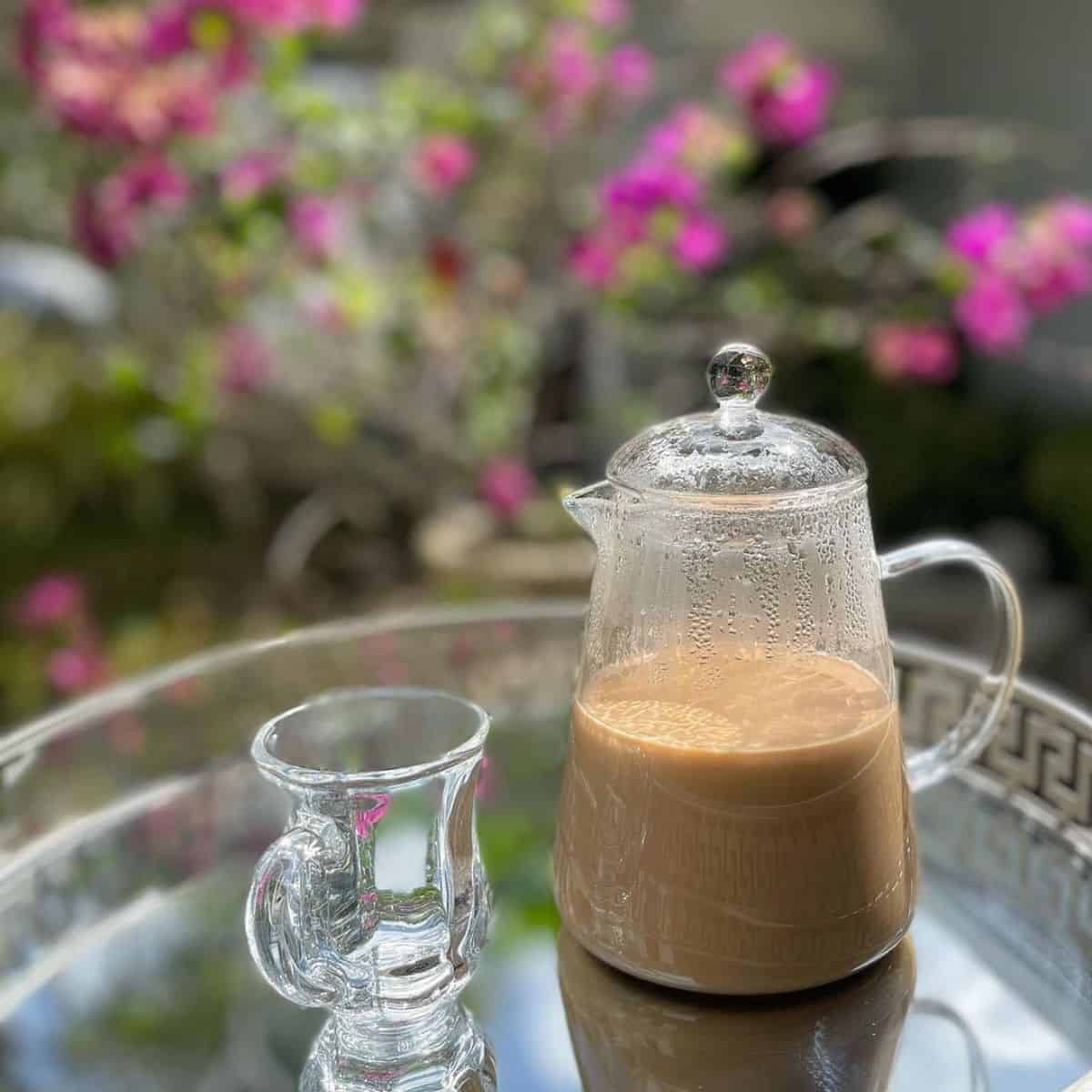 https://www.honestfoodtalks.com/wp-content/uploads/2023/05/Masala-Chai-in-a-transparent-kettle.jpg