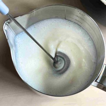 froth milk using hand held whisk