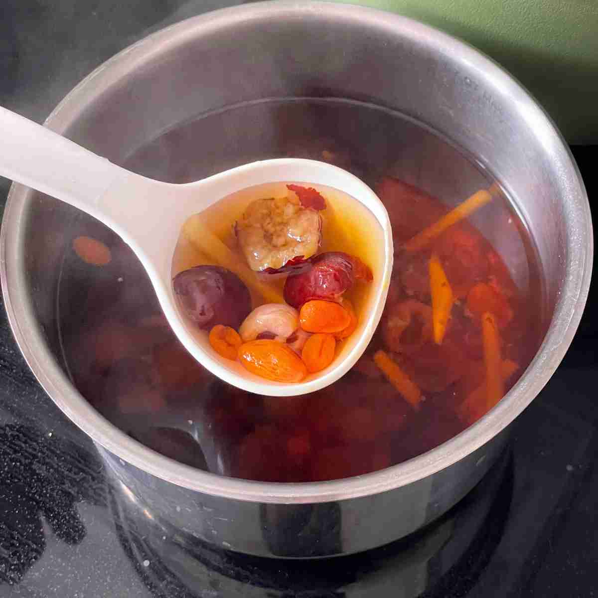 Simmer chinese red date tea